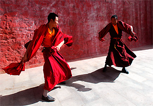 Dansende monniken (Drigung Til Monastery)